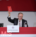 24.11.2017, Fussball Bundesliga 2017/2018,  FC Bayern Mnchen, Jahreshauptversammlung im AUDI-Dome Mnchen. Abstimmung ber Nichtraucherschutz, Vorstandsvorsitzender Karl-Heinz Rummenigge (FC Bayern Mnchen) hebt die Hand zur Abstimmung. 