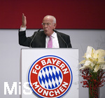 24.11.2017, Fussball Bundesliga 2017/2018,  FC Bayern Mnchen, Jahreshauptversammlung im AUDI-Dome Mnchen. Walter Mennekes (BAyern) am Rednerpult.
