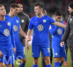 25.11.2017,  Fussball 1.Liga 2017/2018, 13.Spieltag, FC Augsburg - VfL Wolfsburg, in der WWK-Arena Augsburg,  v.li: Mario Gomez (Wolfsburg) und Robin Knoche (Wolfsburg) diskutieren nach dem Spiel frustriert.