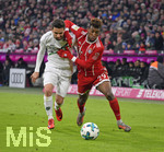 02.12.2017,  Fussball 1.Liga 2017/2018, 14.Spieltag, FC Bayern Mnchen - Hannover 96, in der Allianz-Arena Mnchen. v.li: Stefan Strandberg (Hannover 96) gegen Kingsley Coman (Bayern Mnchen).