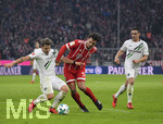 02.12.2017,  Fussball 1.Liga 2017/2018, 14.Spieltag, FC Bayern Mnchen - Hannover 96, in der Allianz-Arena Mnchen. v.li: Oliver Sorg (Hannover 96) gegen Mats Hummels (Bayern Mnchen) 