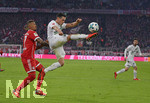 02.12.2017,  Fussball 1.Liga 2017/2018, 14.Spieltag, FC Bayern Mnchen - Hannover 96, in der Allianz-Arena Mnchen. re: Manuel Schmiedebach (Hannover 96) gegen Jerome Boateng (FC Bayern Mnchen).