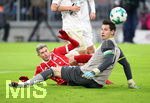 02.12.2017,  Fussball 1.Liga 2017/2018, 14.Spieltag, FC Bayern Mnchen - Hannover 96, in der Allianz-Arena Mnchen.   v.li: Robert Lewandowski (FC Bayern Mnchen) gegen Torwart Philipp Tschauner (Hannover 96) 