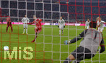 02.12.2017,  Fussball 1.Liga 2017/2018, 14.Spieltag, FC Bayern Mnchen - Hannover 96, in der Allianz-Arena Mnchen. Robert Lewandowski (FC Bayern Mnchen) trifft per Foulelfmeter zum 3:1 gegen Torwart Philipp Tschauner (Hannover 96) 