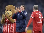02.12.2017,  Fussball 1.Liga 2017/2018, 14.Spieltag, FC Bayern Mnchen - Hannover 96, in der Allianz-Arena Mnchen. v.li: Thomas Mller (FC Bayern Mnchen) und Robert Lewandowski (FC Bayern Mnchen) gut gelaunt nach dem Sieg.