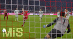 02.12.2017,  Fussball 1.Liga 2017/2018, 14.Spieltag, FC Bayern Mnchen - Hannover 96, in der Allianz-Arena Mnchen. Robert Lewandowski (FC Bayern Mnchen) trifft hier zum 3:1 gegen Torwart Philipp Tschauner (Hannover 96) 