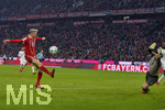 02.12.2017,  Fussball 1.Liga 2017/2018, 14.Spieltag, FC Bayern Mnchen - Hannover 96, in der Allianz-Arena Mnchen. Robert Lewandowski (FC Bayern Mnchen) scheitert hier an Torwart Philipp Tschauner (Hannover 96) 