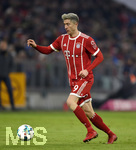 02.12.2017,  Fussball 1.Liga 2017/2018, 14.Spieltag, FC Bayern Mnchen - Hannover 96, in der Allianz-Arena Mnchen. Robert Lewandowski (FC Bayern Mnchen)  am Ball.