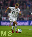 02.12.2017,  Fussball 1.Liga 2017/2018, 14.Spieltag, FC Bayern Mnchen - Hannover 96, in der Allianz-Arena Mnchen. Felix Klaus (Hannover 96) am Ball.