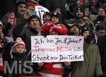 02.12.2017,  Fussball 1.Liga 2017/2018, 14.Spieltag, FC Bayern Mnchen - Hannover 96, in der Allianz-Arena Mnchen. Junger Bayernfan will das Trikot von Thomas Mller (FC Bayern Mnchen).