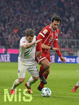 02.12.2017,  Fussball 1.Liga 2017/2018, 14.Spieltag, FC Bayern Mnchen - Hannover 96, in der Allianz-Arena Mnchen. v.li: Oliver Sorg (Hannover 96) gegen Mats Hummels (Bayern Mnchen).