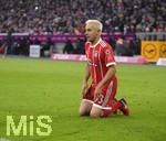 02.12.2017,  Fussball 1.Liga 2017/2018, 14.Spieltag, FC Bayern Mnchen - Hannover 96, in der Allianz-Arena Mnchen. Rafinha (FC Bayern Mnchen) am Boden.