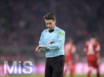 02.12.2017,  Fussball 1.Liga 2017/2018, 14.Spieltag, FC Bayern Mnchen - Hannover 96, in der Allianz-Arena Mnchen. Schiedsrichter Guido Winkmann schaut auf seine Uhr.