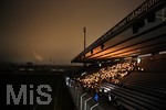 02.12.2017, Fussball Regionalliga Bayern 2017/2018, TSV 1860 Mnchen, Adventssingen der Fans im Stdtischen Stadion an der Grnwalder Strasse in Mnchen.  Stimmungsvoll mit Kerzen in den Hnden singen die Fans zusammen Weihnachtslieder.