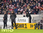 08.12.2017,  Fussball 1.Liga 2017/2018, 15.Spieltag, VfB Stuttgart - Bayer Leverkusen, in der Mercedes Benz Arena Stuttgart. re: Trainer Heiko Herrlich (Leverkusen) wurde vom Schiedsrichter des Feldes verbannt und muss das Spiel in den letzten 30 Minuten in den Zuschauerrngen ansehen.
