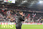 08.12.2017,  Fussball 1.Liga 2017/2018, 15.Spieltag, VfB Stuttgart - Bayer Leverkusen, in der Mercedes Benz Arena Stuttgart. Trainer Hannes Wolf (Stuttgart) nachdenklich.