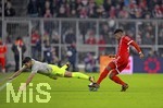 13.12.2017,  Fussball 1.Liga 2017/2018, 14.Spieltag, FC Bayern Mnchen - 1.FC Kln, in der Allianz-Arena Mnchen. v.li: Milos Jojic (Kln) gegen David Alaba (FC Bayern Mnchen).