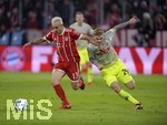 13.12.2017,  Fussball 1.Liga 2017/2018, 14.Spieltag, FC Bayern Mnchen - 1.FC Kln, in der Allianz-Arena Mnchen. v.li: Rafinha (FC Bayern Mnchen) gegen Tim Handwerker (Kln).