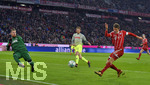 13.12.2017,  Fussball 1.Liga 2017/2018, 14.Spieltag, FC Bayern Mnchen - 1.FC Kln, in der Allianz-Arena Mnchen. Thomas Mller (FC Bayern Mnchen) scheitert hier an Torwart Timo Horn (Kln) 