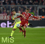 13.12.2017,  Fussball 1.Liga 2017/2018, 14.Spieltag, FC Bayern Mnchen - 1.FC Kln, in der Allianz-Arena Mnchen. v.l. Salih zcan (Kln) gegen Thomas Mller (FC Bayern Mnchen) 