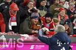 13.12.2017,  Fussball 1.Liga 2017/2018, 14.Spieltag, FC Bayern Mnchen - 1.FC Kln, in der Allianz-Arena Mnchen. Trainer Jupp Heynckes (FC Bayern Mnchen) verteilt vor dem Spiel noch Autogramme.