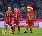 13.12.2017,  Fussball 1.Liga 2017/2018, 14.Spieltag, FC Bayern Mnchen - 1.FC Kln, in der Allianz-Arena Mnchen. v.l. Rafinha (FC Bayern Mnchen) , Sebastian Rudy (FC Bayern Mnchen) und Berni das Bayern Maskottchen.