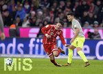 13.12.2017,  Fussball 1.Liga 2017/2018, 14.Spieltag, FC Bayern Mnchen - 1.FC Kln, in der Allianz-Arena Mnchen. v.li: James Rodriguez (FC Bayern Mnchen) wird von Milos Jojic (Kln) gefoult.