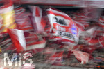 13.12.2017,  Fussball 1.Liga 2017/2018, 14.Spieltag, FC Bayern Mnchen - 1.FC Kln, in der Allianz-Arena Mnchen.  In der Sdkurve lassen die Bayernfans rot weisse Fahnen wehen.
