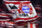 13.12.2017,  Fussball 1.Liga 2017/2018, 14.Spieltag, FC Bayern Mnchen - 1.FC Kln, in der Allianz-Arena Mnchen.  In der Sdkurve lassen die Bayernfans rot weisse Fahnen wehen.