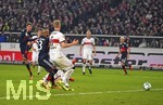 16.12.2017,  Fussball 1.Liga 2017/2018, 17.Spieltag, VfB Stuttgart - FC Bayern Mnchen, in der Mercedes-Benz-Arena Stuttgart. Thomas Mller (li, FC Bayern Mnchen) Schuss zum Tor zum 1:0.