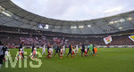 16.12.2017,  Fussball 1.Liga 2017/2018, 17.Spieltag, VfB Stuttgart - FC Bayern Mnchen, in der Mercedes-Benz-Arena Stuttgart. Einmarsch der beiden Mannschaften.