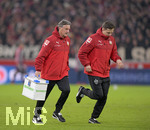 16.12.2017,  Fussball 1.Liga 2017/2018, 17.Spieltag, VfB Stuttgart - FC Bayern Mnchen, in der Mercedes-Benz-Arena Stuttgart.  Medizinische Abteilung Stuttgart eilt zu einem Notfall auf den Platz.