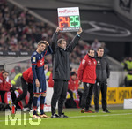 16.12.2017,  Fussball 1.Liga 2017/2018, 17.Spieltag, VfB Stuttgart - FC Bayern Mnchen, in der Mercedes-Benz-Arena Stuttgart. Thomas Mller (li, FC Bayern Mnchen) wird gleich eingewechselt.