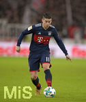 16.12.2017,  Fussball 1.Liga 2017/2018, 17.Spieltag, VfB Stuttgart - FC Bayern Mnchen, in der Mercedes-Benz-Arena Stuttgart. James Rodriguez (FC Bayern Mnchen) am Ball.