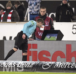 16.12.2017,  Fussball 1.Liga 2017/2018, 17.Spieltag, VfB Stuttgart - FC Bayern Mnchen, in der Mercedes-Benz-Arena Stuttgart. Schiedsrichter Patrick Ittrich schaut auf den Bildschirm zum Videobeweis.