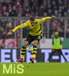 20.12.2017, Fussball DFB-Pokal 2017, Achtelfinale,  FC Bayern Mnchen - Borussia Dortmund, in der Allianz-Arena Mnchen. Jeremy Toljan (Dortmund) stoppt den Ball.