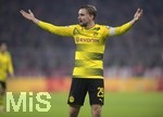 20.12.2017, Fussball DFB-Pokal 2017, Achtelfinale,  FC Bayern Mnchen - Borussia Dortmund, in der Allianz-Arena Mnchen. Marcel Schmelzer (Dortmund) unzufrieden.