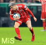 20.12.2017, Fussball DFB-Pokal 2017, Achtelfinale,  FC Bayern Mnchen - Borussia Dortmund, in der Allianz-Arena Mnchen. Robert Lewandowski (FC Bayern Mnchen) holt den Ball.