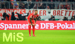 20.12.2017, Fussball DFB-Pokal 2017, Achtelfinale,  FC Bayern Mnchen - Borussia Dortmund, in der Allianz-Arena Mnchen. Jerome Boateng (FC Bayern Mnchen) nachdenklich.