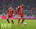 20.12.2017, Fussball DFB-Pokal 2017, Achtelfinale,  FC Bayern Mnchen - Borussia Dortmund, in der Allianz-Arena Mnchen. v.li: James Rodriguez (FC Bayern Mnchen), Arturo Vidal (FC Bayern Mnchen) am Ball.