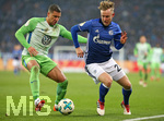 07.02.2018, Fussball DFB Pokal 2017/2018, Viertelfinale, FC Schalke 04 - VfL Wolfsburg, in der VELTINS-Arena Gelsenkirchen. v.l. Jeffrey Bruma (Wolfsburg) gegen Cedric Teuchert (Schalke) 