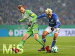 07.02.2018, Fussball DFB Pokal 2017/2018, Viertelfinale, FC Schalke 04 - VfL Wolfsburg, in der VELTINS-Arena Gelsenkirchen. v.l. Maximilian Arnold (Wolfsburg) gegen Amine Harit (Schalke) 
