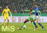 07.02.2018, Fussball DFB Pokal 2017/2018, Viertelfinale, FC Schalke 04 - VfL Wolfsburg, in der VELTINS-Arena Gelsenkirchen. v.l. Josuha Guilavogui (Wolfsburg) gegen Leon Goretzka (Schalke) 