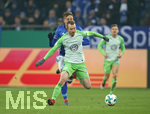 07.02.2018, Fussball DFB Pokal 2017/2018, Viertelfinale, FC Schalke 04 - VfL Wolfsburg, in der VELTINS-Arena Gelsenkirchen. v.l. Bastian Oczipka (Schalke) gegen Maximilian Arnold (Wolfsburg) 