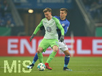 07.02.2018, Fussball DFB Pokal 2017/2018, Viertelfinale, FC Schalke 04 - VfL Wolfsburg, in der VELTINS-Arena Gelsenkirchen. v.l. Yannick Gerhardt (Wolfsburg) gegen Matija Nastasic (Schalke) 