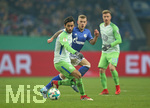 07.02.2018, Fussball DFB Pokal 2017/2018, Viertelfinale, FC Schalke 04 - VfL Wolfsburg, in der VELTINS-Arena Gelsenkirchen. v.l. Yunus Malli (Wolfsburg) gegen Max Meyer (Schalke) 