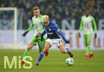 07.02.2018, Fussball DFB Pokal 2017/2018, Viertelfinale, FC Schalke 04 - VfL Wolfsburg, in der VELTINS-Arena Gelsenkirchen. v.l. Yannick Gerhardt (Wolfsburg) gegen Amine Harit (Schalke) 