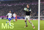 10.02.2018,  Fussball 1.Liga 2017/2018, 22.Spieltag,  FC Bayern Mnchen - FC Schalke 04, in der Allianz Arena Mnchen. re: Torwart Ralf Fhrmann (FC Schalke 04) hat den Ball.