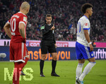 10.02.2018,  Fussball 1.Liga 2017/2018, 22.Spieltag,  FC Bayern Mnchen - FC Schalke 04, in der Allianz Arena Mnchen. Schiedsrichter Tobias Stieler gibt Anweisungen. 