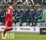 17.02.2018, Fussball 1. Bundesliga 2017/2018, 23. Spieltag, VfL Wolfsburg - FC Bayern Mnchen, in der Volkswagen Arena Wolfsburg. Bayern Ersatzbank , Trainer Jupp Heynckes (re., Bayern Mnchen) 